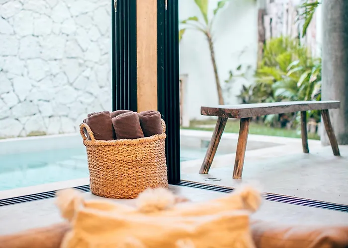 Round Luxury Jungle Priv Pool-concierge 4a